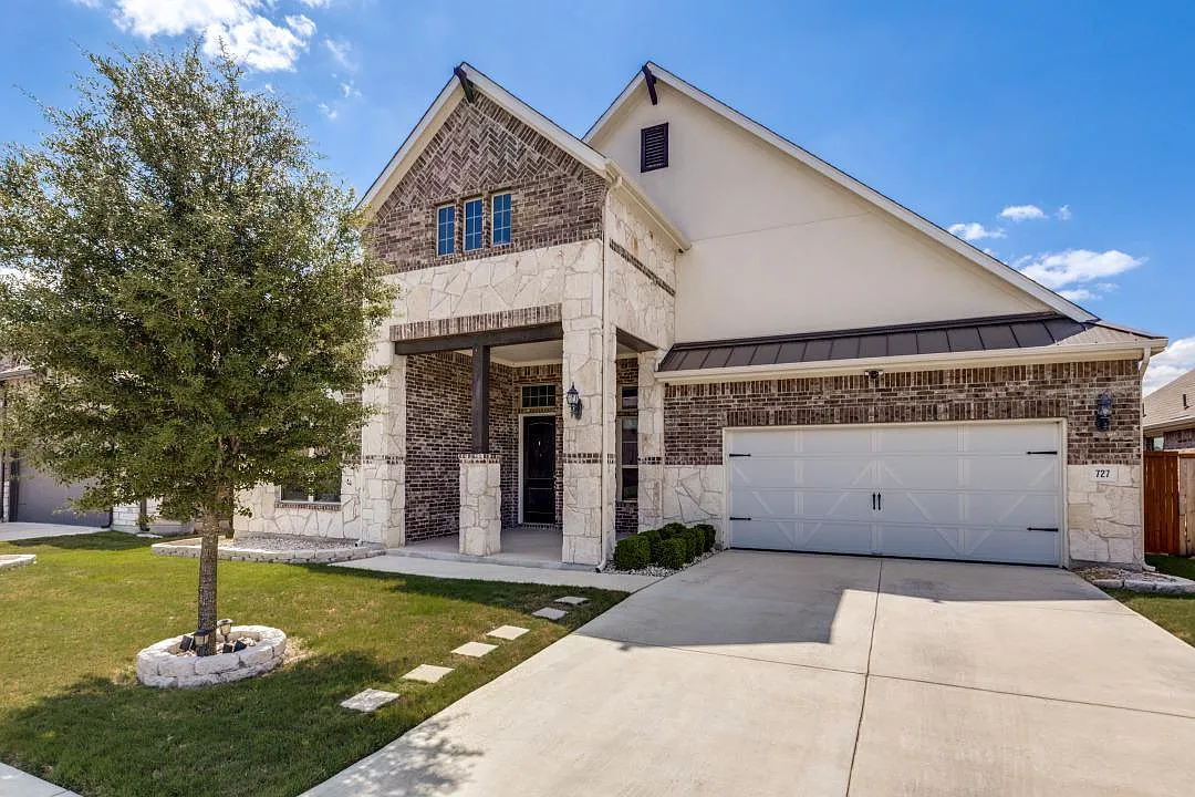 3 bed, 2.0 bath, 2483 sqft, $2,545 — Photo 2