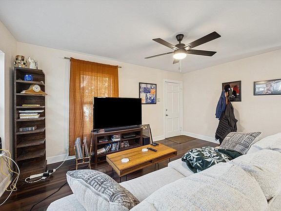 5th image of 907 E 53rd St
