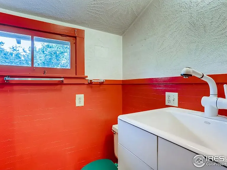 921 Spruce St — Photo 16
