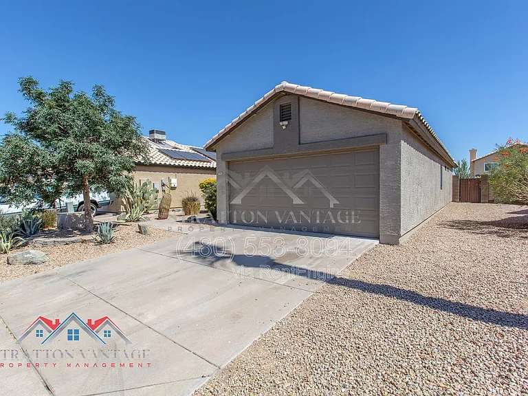 2105 E Donald Dr — Photo 2