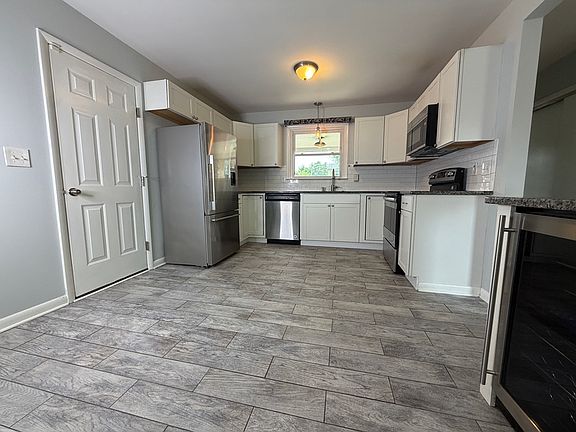 2nd image of 3211 Carillon Dr