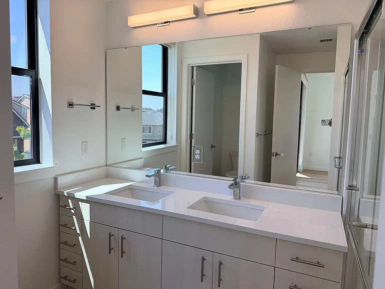 Abbey Creek Square Luxury Apartments — Photo 23