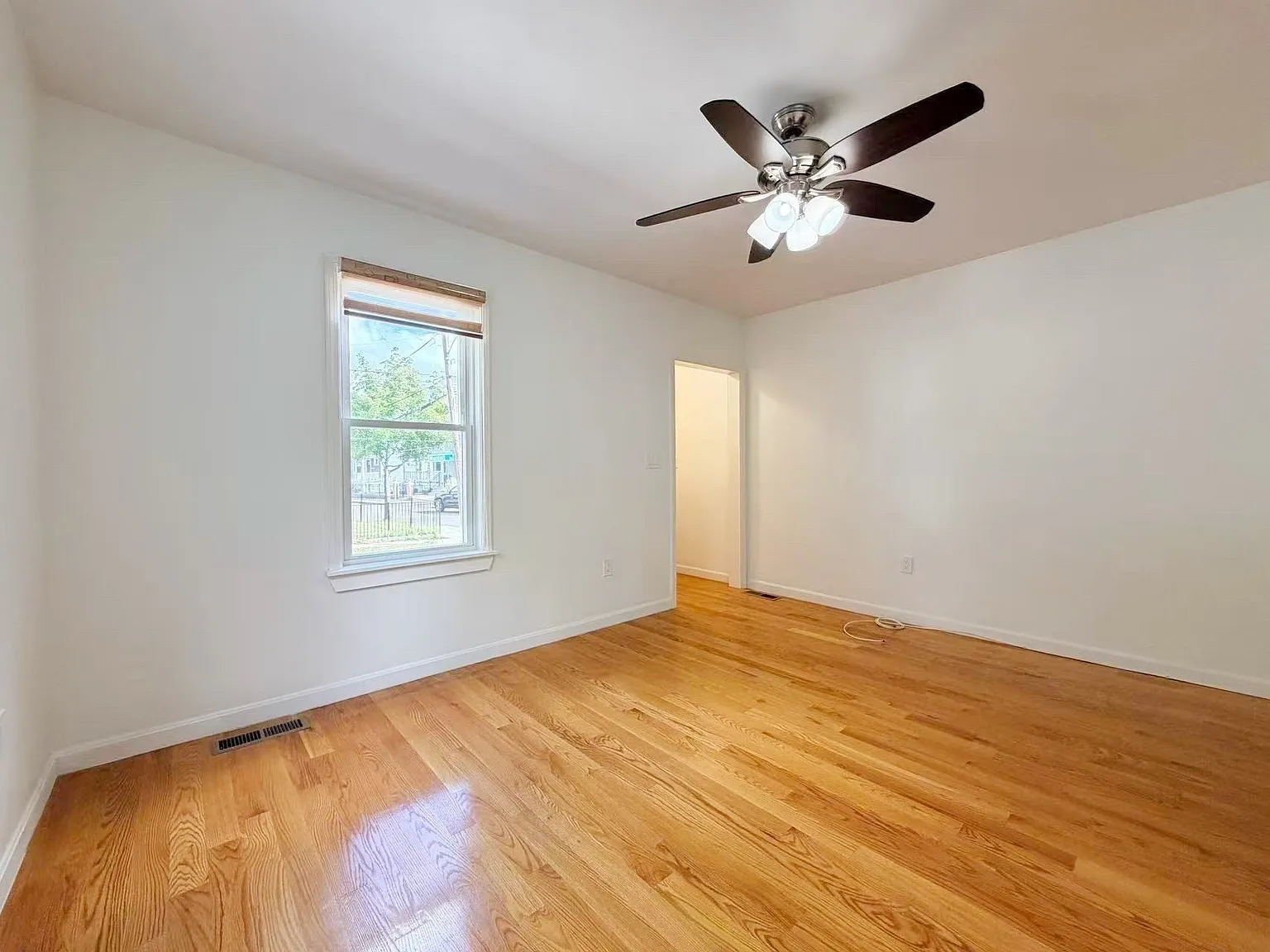3 bed, 2.0 bath, 1200 sqft, $3,300 — Photo 4