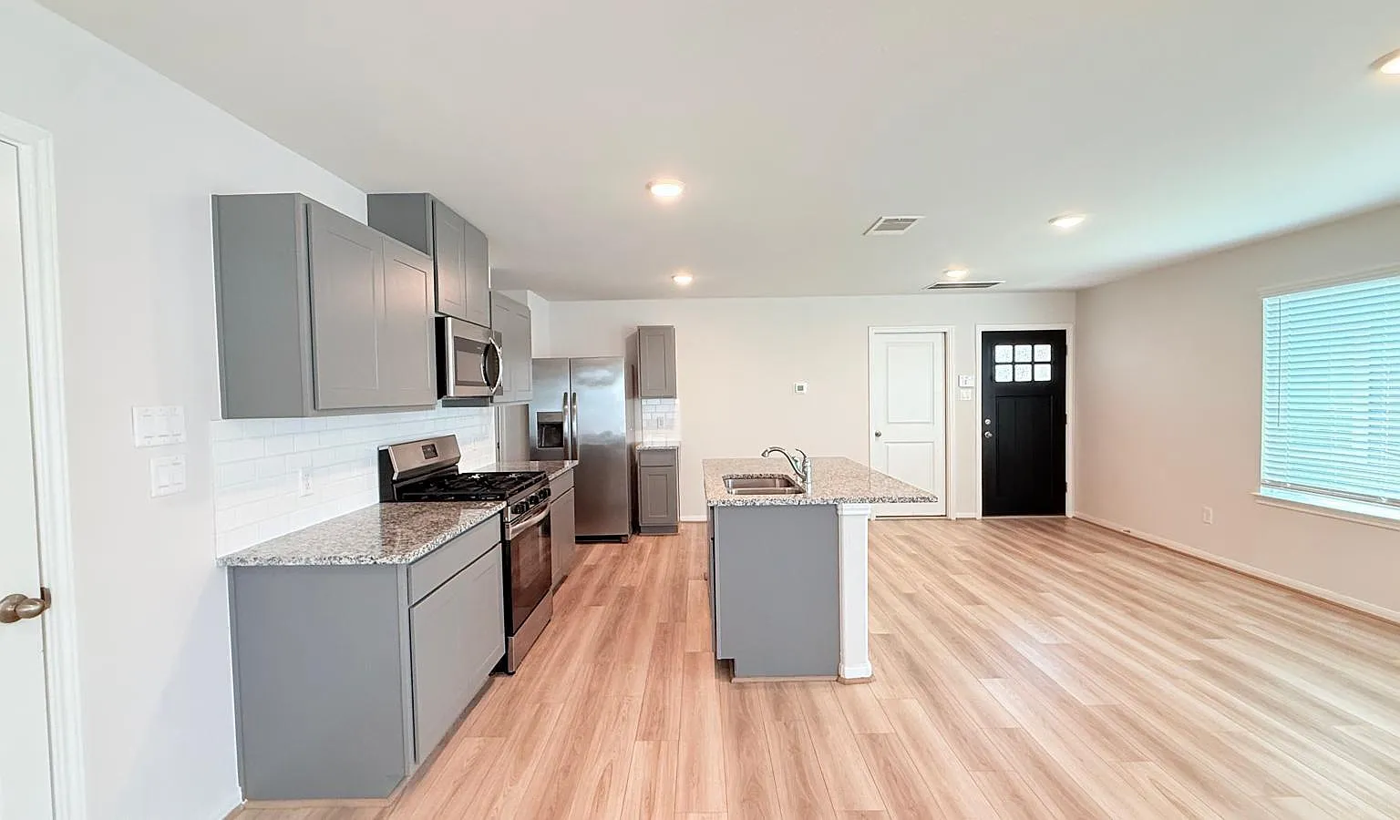 3 bed, 2.5 bath, 1687 sqft, $2,000 — Photo 3