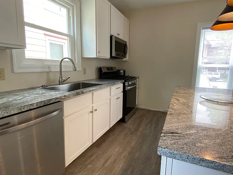 1202 Memorial Ave — Photo 5