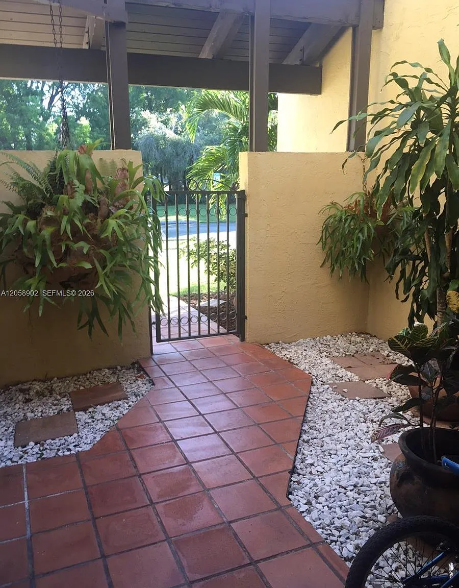 Costa Del Sol Condo J — Photo 4