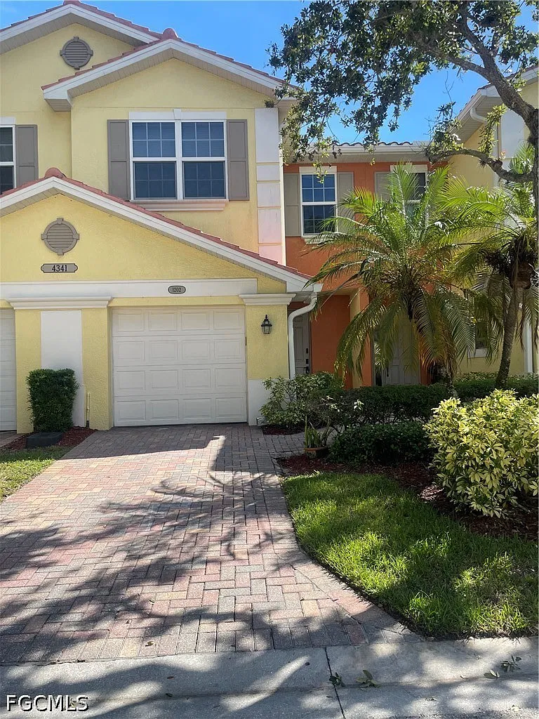 3 bed, 2.5 bath, 1926 sqft, $1,800 — Photo 1