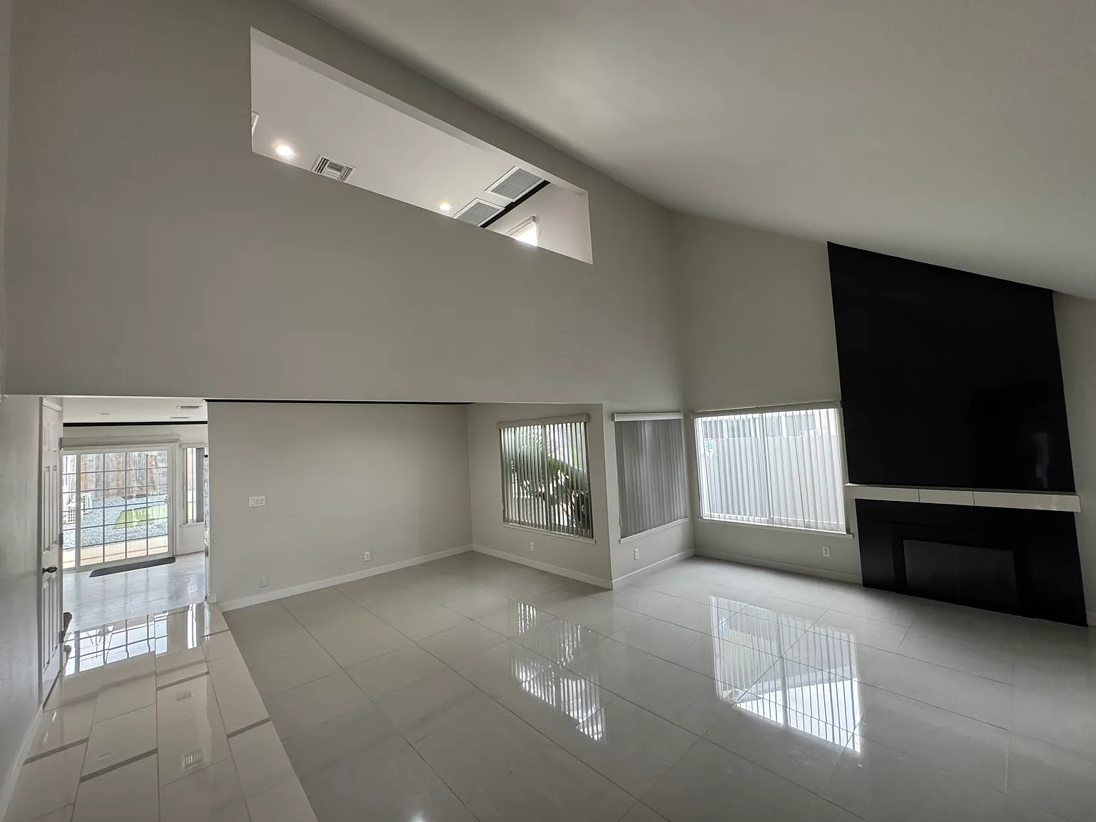 4 bed, 2000 sqft, $4,375 — Photo 3