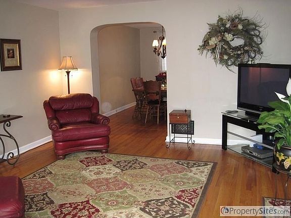 2nd image of 1010 Coyne Pl