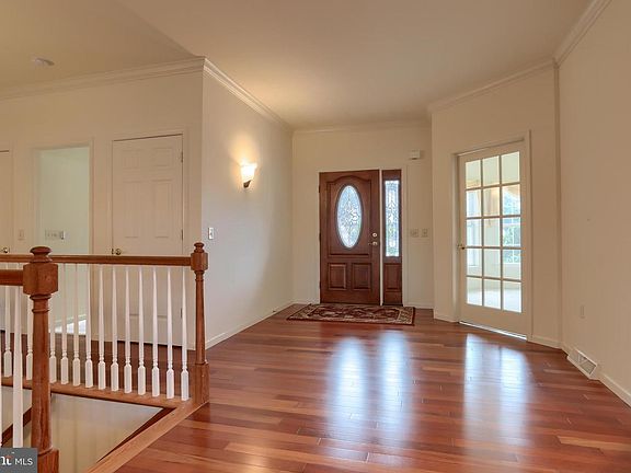 4th image of 27 Boxwood Dr
