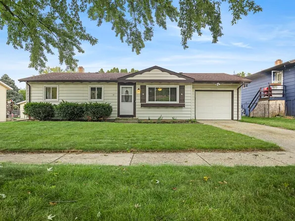 3312 New England Dr, Rockford, IL 61109