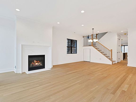 3rd image of 707 W Briar Pl #1E