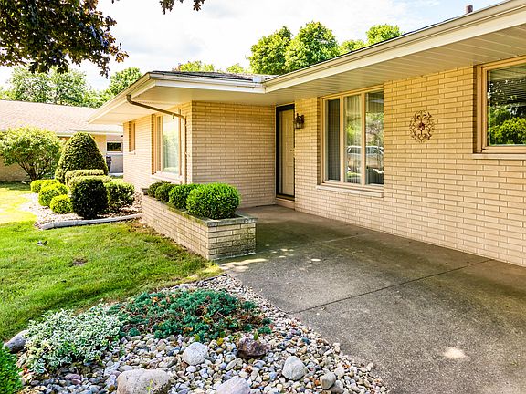 3rd image of 1472 S Manor Dr