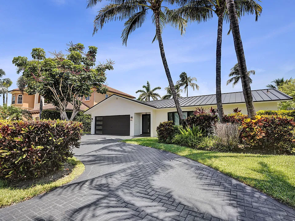 933 Banyan Dr