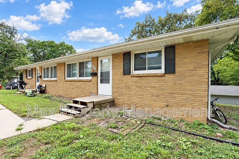 2 bed, 1.0 bath, 770 sqft, $995 — Photo 2