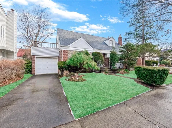 80-51 Little Neck Parkway, Glen Oaks, NY 11004