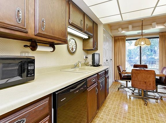 4th image of 250 W Parliament Pl APT 108