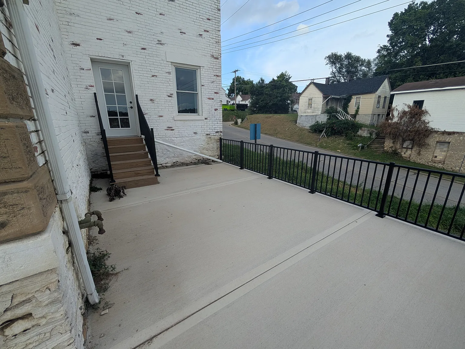 3 bed, 2.5 bath, 2284 sqft, $2,200 — Photo 4