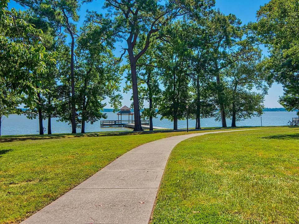 Lakeshore Villas apartments community photo