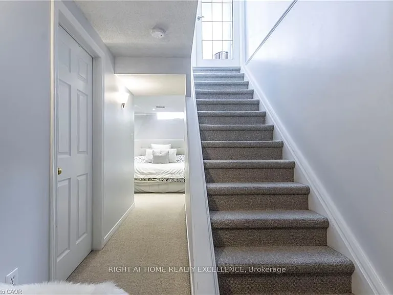 1007 Elgin St N — Photo 12