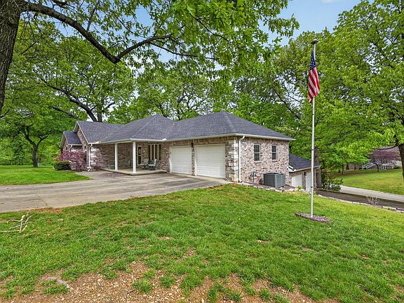 3rd image of 714 Laurel Circle