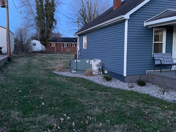 3rd image of 410 Woodland St