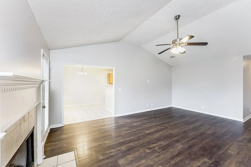 3 bed, 2.0 bath, 1343 sqft, $2,145 — Photo 3