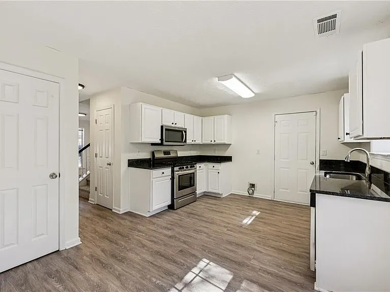 390 Manor Glen Dr — Photo 7