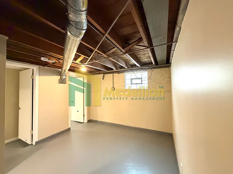 11004 S Eberhart Ave — Photo 15