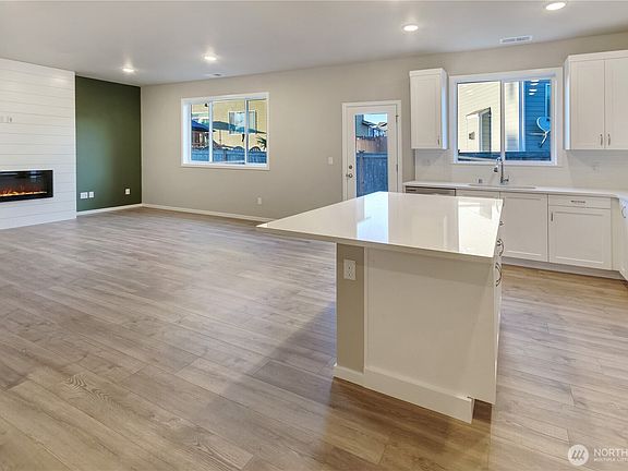 Pictures are from a previously built Penrose plan in the community and may display upgrades that are no longer available.>