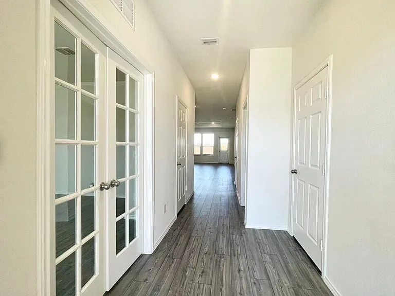 1009 Briarbush Ct — Photo 2