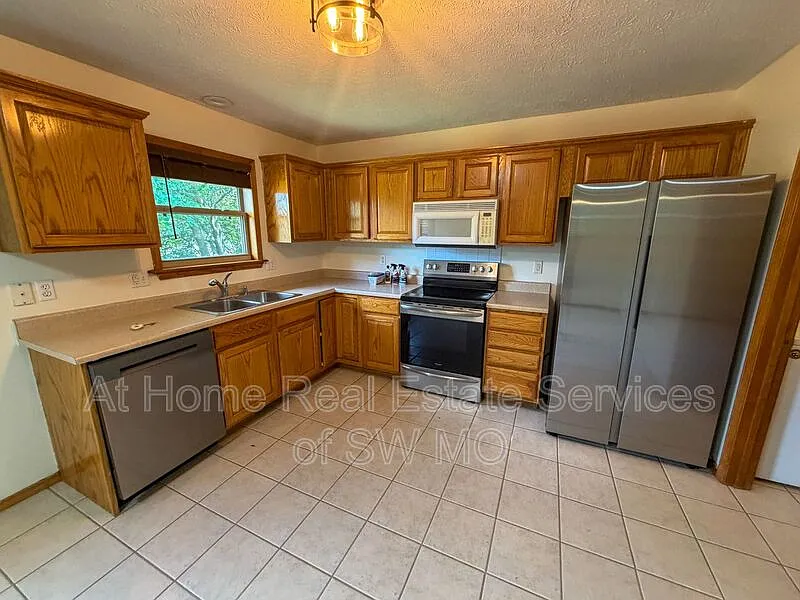 3 bed, 2.0 bath, 1306 sqft, $1,655 — Photo 4