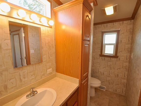 4th image of 460 Newbury St #12