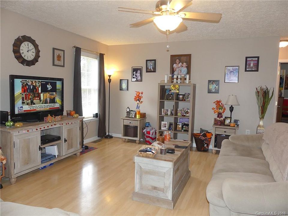 1st image of 146 Autumn Woods Dr