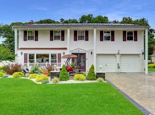 18 Win Pl, Lake Grove, NY 11755