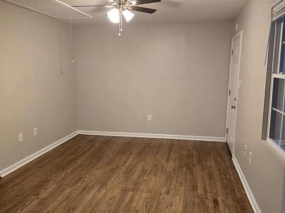 3rd image of 623 S New Hope Rd