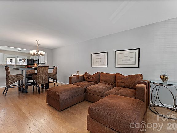 3rd image of 11138 Saintsbury Pl
