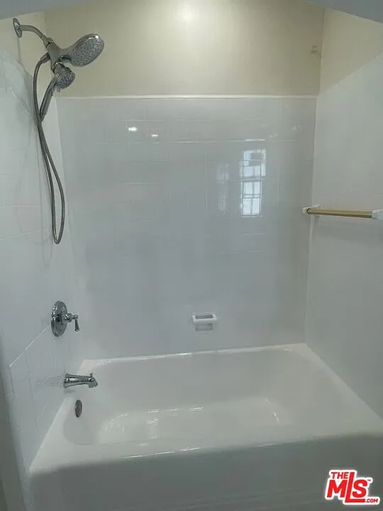 2 bed, 2.0 bath, 1713 sqft, $6,800 — Photo 3
