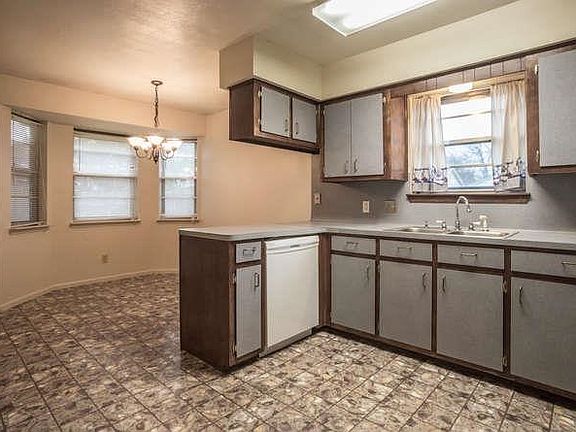 5th image of 9210 Lombard St