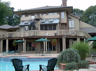 9891 Sunnybrook Dr, Great Falls, VA 22066