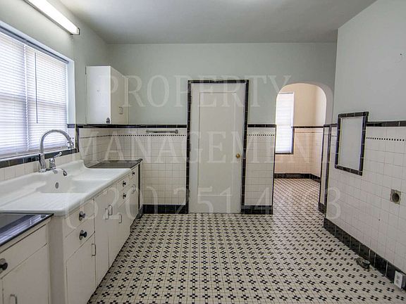 3rd image of 1110 W 5th St