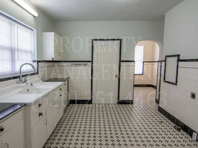 1110 W 5th St — Photo 3