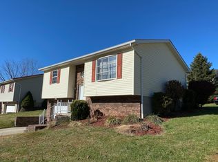 2 Countryview Est, Winfield, WV 25213