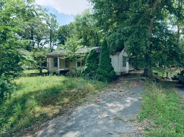 376 Graham Dr, Selmer, TN 38375