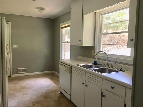 Kitchen with Eat-In Breakfast Space