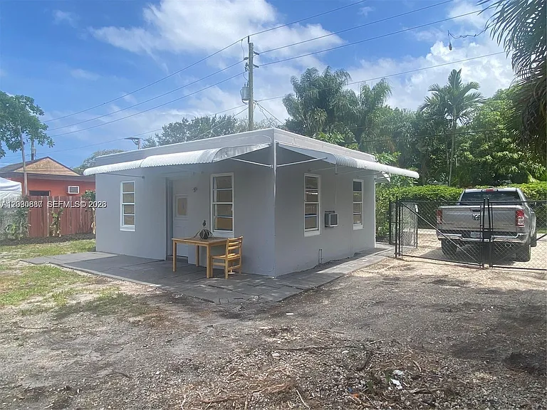 243 SW 14th St — Photo 3