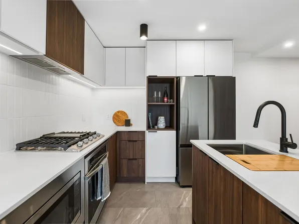 623 Kemsley Ave #206, Coquitlam, BC V3J 3Z4