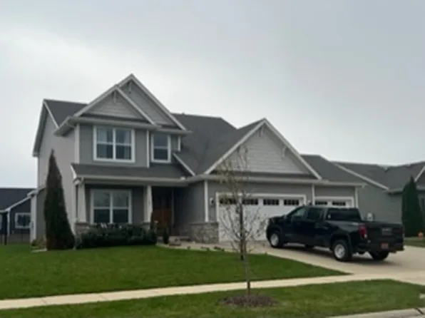 1107 Farm Lake Dr, Mahomet, IL 61853