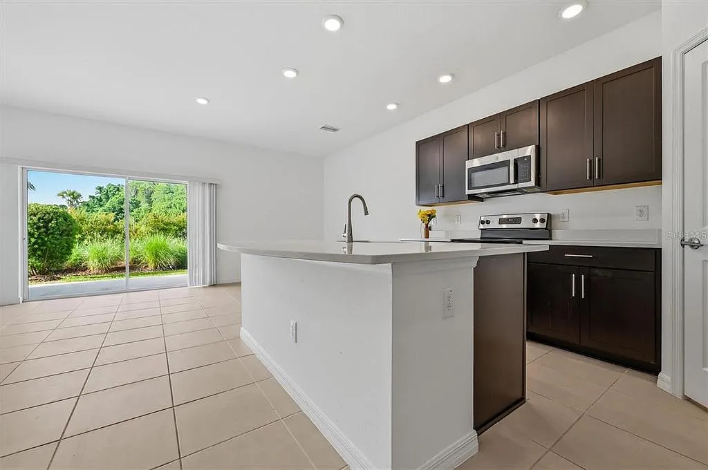 3 bed, 2.5 bath, 1373 sqft, $1,950 — Photo 3
