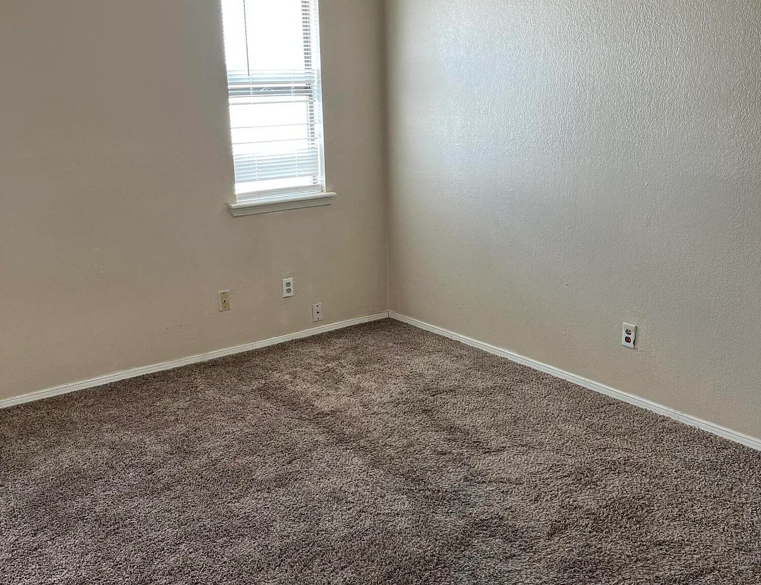 3 bed, 2.5 bath, 1469 sqft, $1,275 — Photo 4